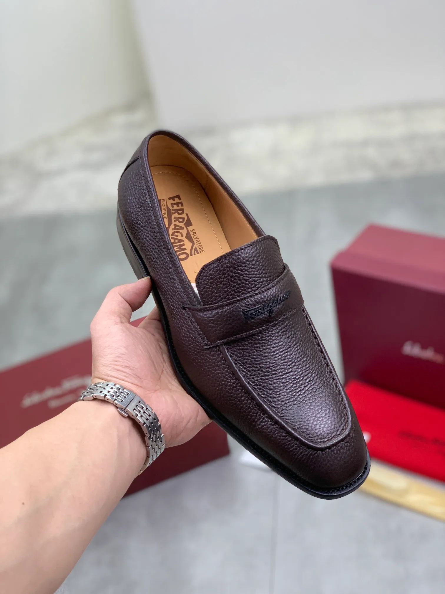 Men's men's shoes💰P460💰[New model]🆘 Water-dyed cow lining [Ferragamo] Ferragamo's latest men's over-the-foot business leather shoes🇨🇳Official website original 1:1 molding💯The first layer is made of Italian imported calfskin➕Luxurious genuine cowhide lining, soft and comfortable🌴High-end atmosphere, the first choice for high-grade men🍍38-45 Black Brown🉑️Select